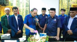 Djufri Muhammad melakukan pemotongan Kue HUT Nasdem ke-12 disaksikan oleh pengurus, || Foto: Elang.