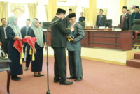 Ketua DPRD Saat melakukan penyamaran PIN DPRD Terhadap Ramli Syahdun, || Foto: Elang. 