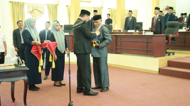 Ketua DPRD Saat melakukan penyamaran PIN DPRD Terhadap Ramli Syahdun, || Foto: Elang. 