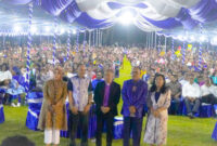 Bupati, Wakil Bupati Bersama Istri saat berpose bersama dengan Pdt. Yandi Mahode. || Foto: Istimewa.