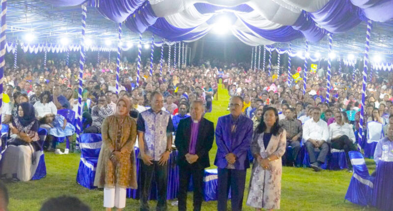 Bupati, Wakil Bupati Bersama Istri saat berpose bersama dengan Pdt. Yandi Mahode. || Foto: Istimewa.