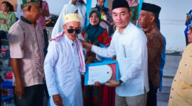 Wakil Bupati saat memberikan Sertifikat Umroh di salah satu Jamaah, || Foto: Elang