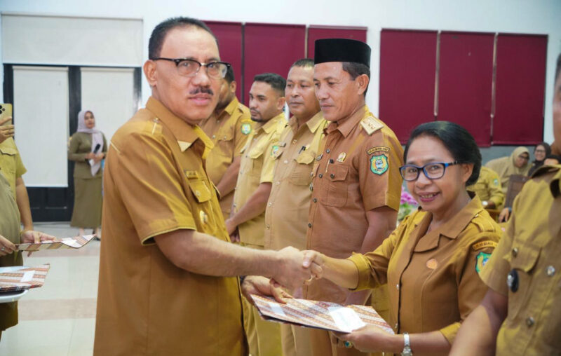 Bupati James Uang, Serahkan LHP Dana Desa, || Foto: Humas