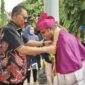 Bupati James Uang saat menyambut Uskup Amboina,|| Foto: Humas Halbar. 