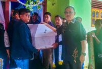 Bupati James Uang saat melayat rumah duka, || Foto: Istimewa