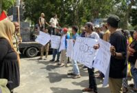 Masyarakat desa Nanas, saat unjuk rasa di depan kantor Bupati, || Foto: Elang