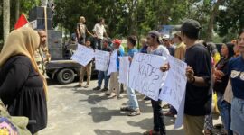 Masyarakat desa Nanas, saat unjuk rasa di depan kantor Bupati, || Foto: Elang