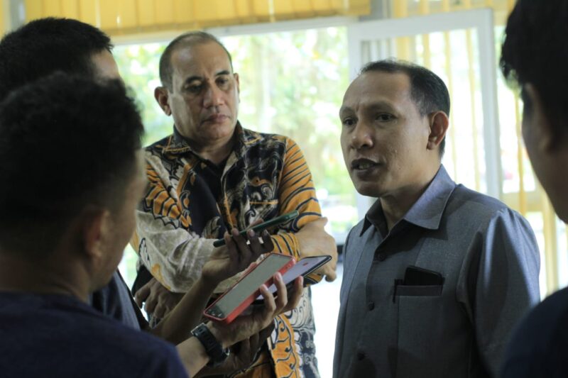 Riswan Hi Kadam saat diwawancarai Awal Media, || Foto: Elang