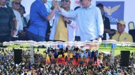 Tiga kepala daerah, dihadapan ribuan pendukung Prabowo-Ghibran  || Foto: Elang