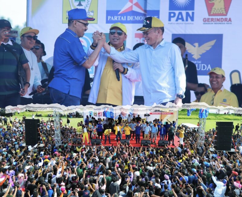 Tiga kepala daerah, dihadapan ribuan pendukung Prabowo-Ghibran  || Foto: Elang