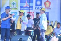 Bupati Taliabu Aliong Mus (topi kuning) saat berjabat tangan dengan Bupati James Uang, || Foto: Elang