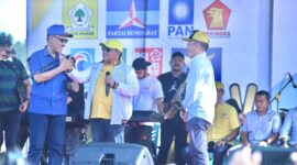 Bupati Taliabu Aliong Mus (topi kuning) saat berjabat tangan dengan Bupati James Uang, || Foto: Elang