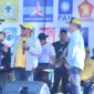 Bupati Taliabu Aliong Mus (topi kuning) saat berjabat tangan dengan Bupati James Uang, || Foto: Elang