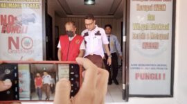 Tampak Tersangka saat keluar dari Kejari Halmahera Barat, || Foto: Istimewa