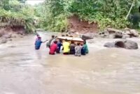 Tampak Kali Butuh, saat masyarakat tengah mengangkat peti Mayat, || Foto: Tangkapan layar video