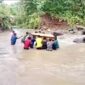 Tampak Kali Butuh, saat masyarakat tengah mengangkat peti Mayat, || Foto: Tangkapan layar video