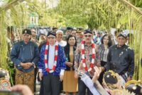 Tampak Bupati James Uang dan Sekretaris Jenderal Kementerian Desa, Taufik Madjid, saat me hadiri acara, || Foto: Istimewa. 