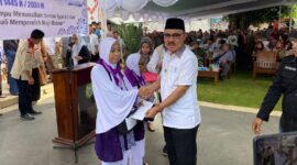 Bupati James Uang saat melepas CJH,|| Foto: Elang