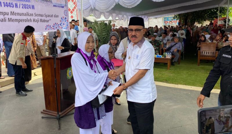 Bupati James Uang saat melepas CJH,|| Foto: Elang