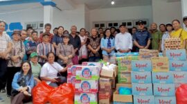 Bupati bersama pengurus GMIH saat berikan Bantuan terhadap Pengungsi, || Foto: Istimewa