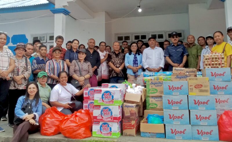 Bupati bersama pengurus GMIH saat berikan Bantuan terhadap Pengungsi, || Foto: Istimewa