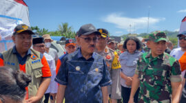 Deputi Logistik BNPB RI, Lili Kurniawan (Kanan) dan Bupati James Uanh serta unsur Forkompinda saat sambangi Warga, || Foto: Elang