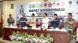 Bupati saat menerima bantuan dari BNPB pusat, || Foto: Erdit