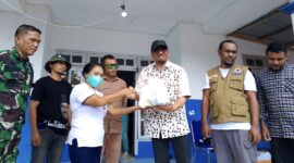 Sultan Tidore, saat menyerahkan bantuan, || Foto: Cal