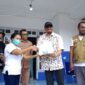 Sultan Tidore, saat menyerahkan bantuan, || Foto: Cal