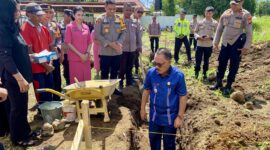 Bupati James Uang saat melakukan peletakan Batu Pertama Gereja, || Foto: Elang