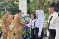 Bupati James Uang saat menyerahkan SK ke salah satu PPPK, || Foto: Elang. 