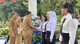 Bupati James Uang saat menyerahkan SK ke salah satu PPPK, || Foto: Elang. 