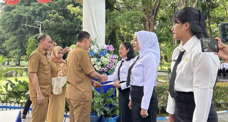 Bupati James Uang saat menyerahkan SK ke salah satu PPPK, || Foto: Elang. 