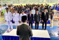Bupati James Uang, saat mengukuhkan dan menyerahkan SK ke Kades dan BPD, || Foto: Elang. 