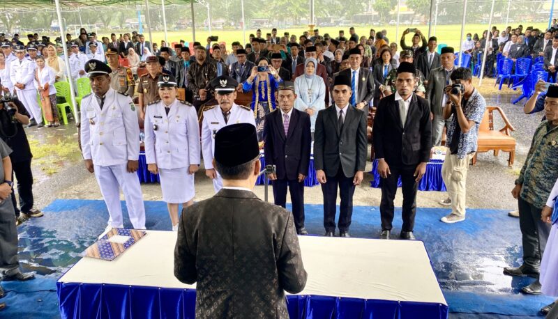 Bupati James Uang, saat mengukuhkan dan menyerahkan SK ke Kades dan BPD, || Foto: Elang. 