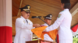 Bupati James Uang, saat memberikan Bendera Pusaka, || Foto: Elang. 