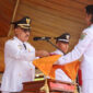 Bupati James Uang, saat memberikan Bendera Pusaka, || Foto: Elang. 