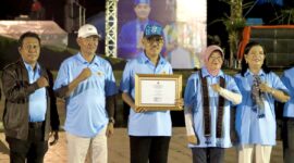 Bupati James Uang saat menerima Piagam KEN, || Foto: Elang