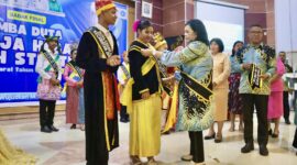 Ketua TP-PKK Meri Popala, saat mengalungkan selendang ke salah satu Duta Stunting, || Foto: Elang. 