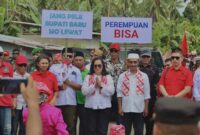 Pasangan Juliche-Bustamin saat tiba di lokasi kantor KPU Halmahera Barat, || Foto: Elang