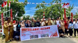 Foto: Masyarakat RT 05 saat berpose bersama dengan tim Penilai Lomba kebersihan. 