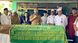 Bupati James Uang saat memberikan sambutan di rumah duka, korban Banjir Bandang, || Foto: Elang. 