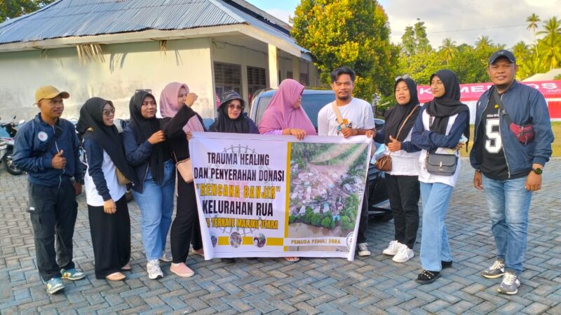 Perwakilan Karang Taruna, Nurlia Dumade bersama Tim PAPEDA Malut di lokasi penyaluran bantuan, Senin (9/9) 