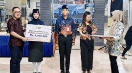 Bupati James Uang saat berikan Beasiswa terhadap Anggota Paskibraka. 