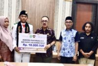 Bupati James Uang saat memberikan Beasiswa terhadap Paskibraka Nasional, || Foto: Istimewa