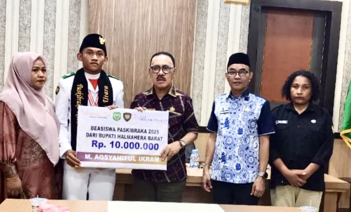 Bupati James Uang saat memberikan Beasiswa terhadap Paskibraka Nasional, || Foto: Istimewa