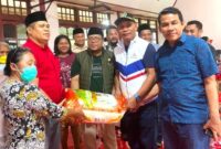 Tampak, DPRD Halmahera Barat berikan bantuan. 