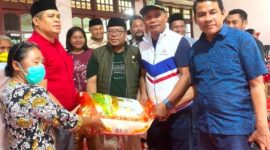 Tampak, DPRD Halmahera Barat berikan bantuan. 