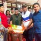 Tampak, DPRD Halmahera Barat berikan bantuan. 