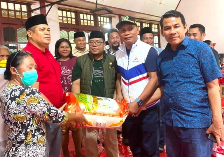 Tampak, DPRD Halmahera Barat berikan bantuan. 